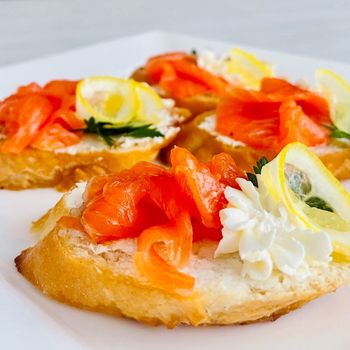 Брускетта с красной рыбой , огурцом и лимоном