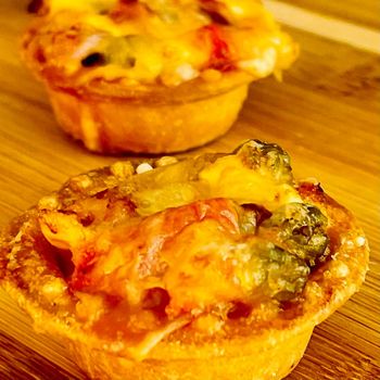 Тарталетки запеченные с мясным салатом