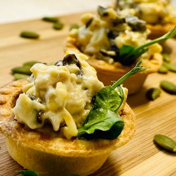 Тарталетки с салатом из курицы с шампиньонами