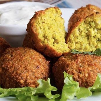 Фалафель с постным соусом и чиа