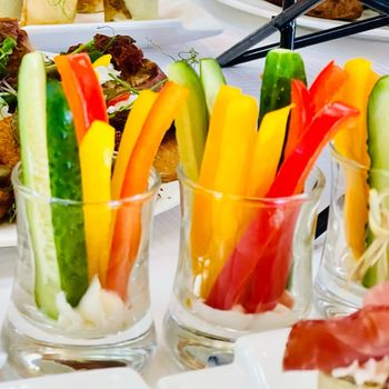 Verrine с сырной пастой и овощами