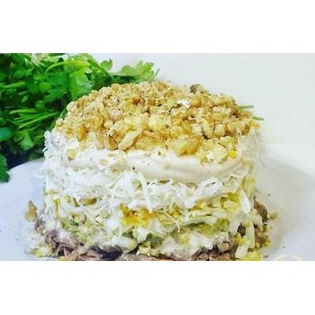 Салат "Курица запеченная с грецким орехом и ананасом"
