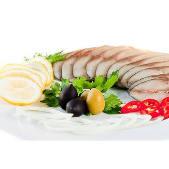 Нарезка скумбрия с овощами