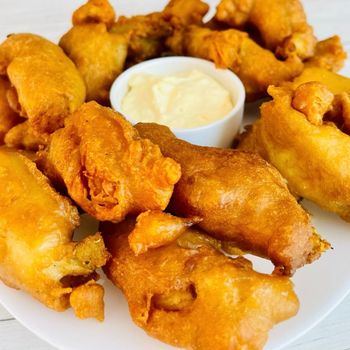 Белая рыба в кляре с сырным соусом
